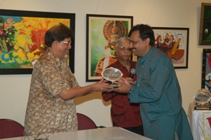 Shri. Suhas Bahulkar felicitate Artist Ravi Deo at Artfest 09, Indiaart Gallery